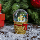 Сувенир полистоун водяной шар "Снеговик и пряничный домик в стаканчике" d=4,5 см оптом